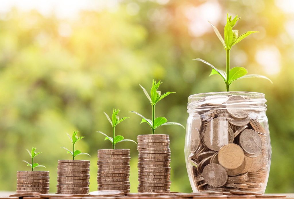 Coin-stacks-growing-in-size-to-full-glass-jar-of-coins