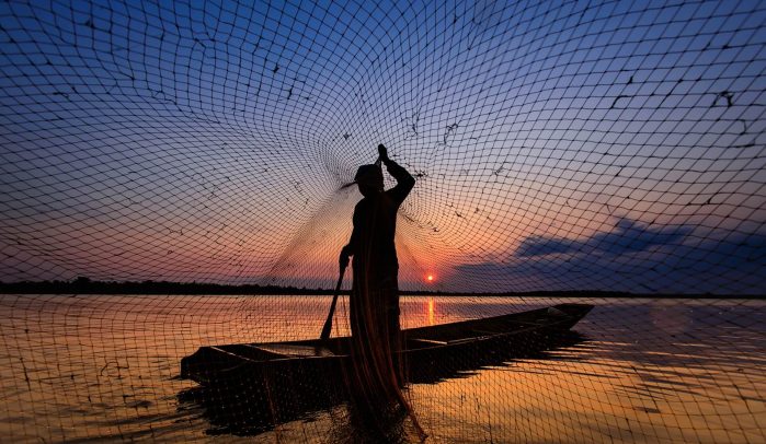 Lake-fisherman-casting-net