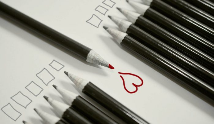 Row-of-uniform-black-pencils-with-one-facing-the-opposite-direction