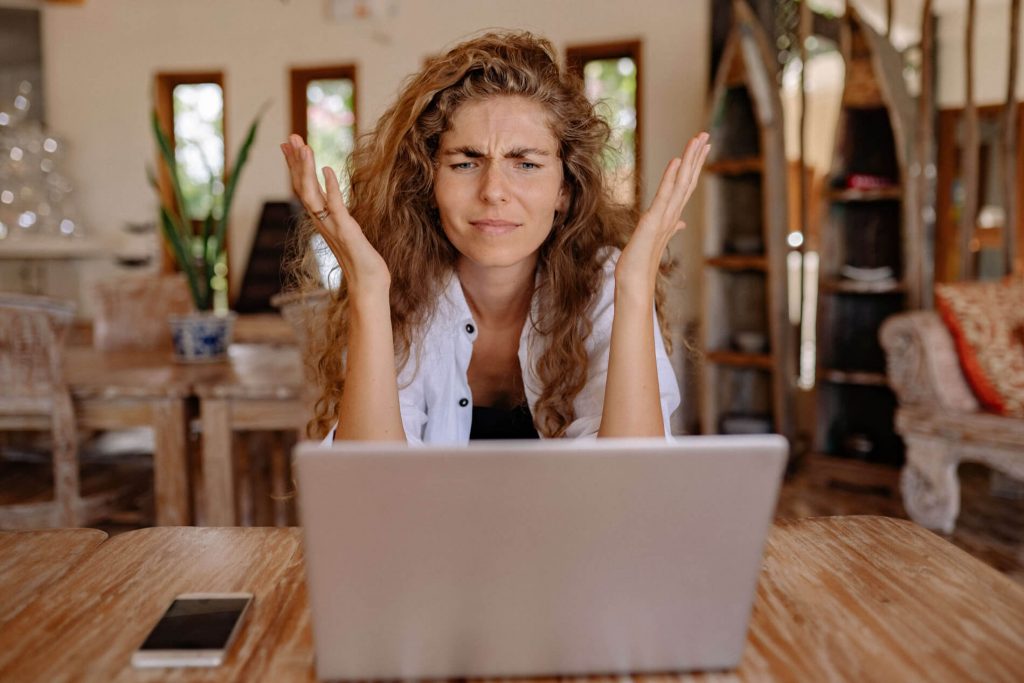 Woman-at-laptop-looking-confused