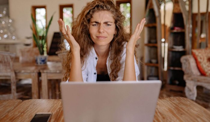 Woman-at-laptop-looking-confused