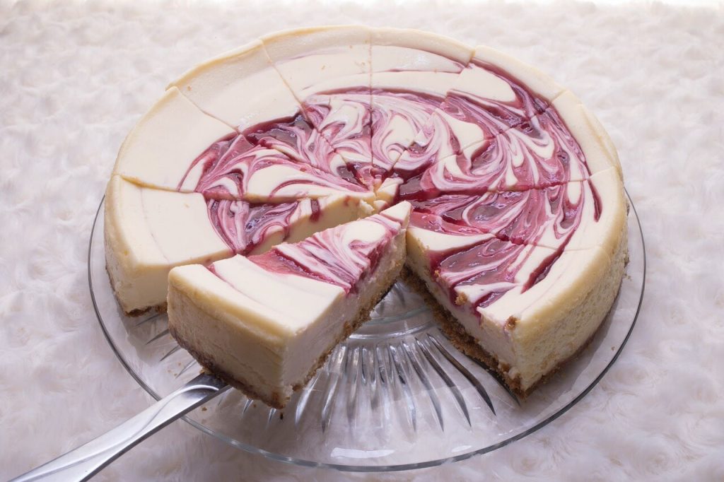 Cheesecake-cut-into-slices