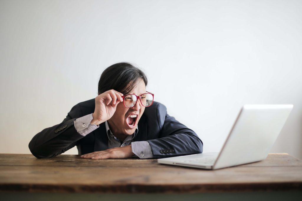 Man-looking-horrified-at-laptop