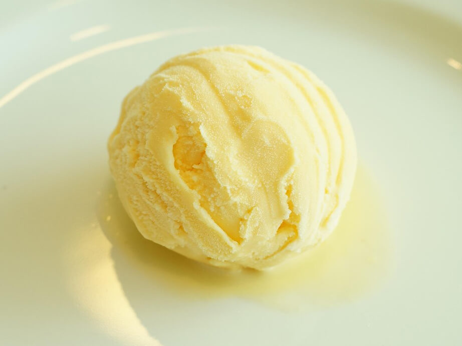 Scoop-of-boring-vanilla-ice-cream-on-a-non-descript-white-plate