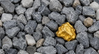 Single-gold-nugget-in-a-pile-of-grey-gravel
